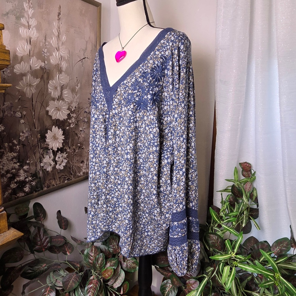 Torrid Festi Blue Floral Embroidered Crinkle Gauze V-Neck Top 3X NWT